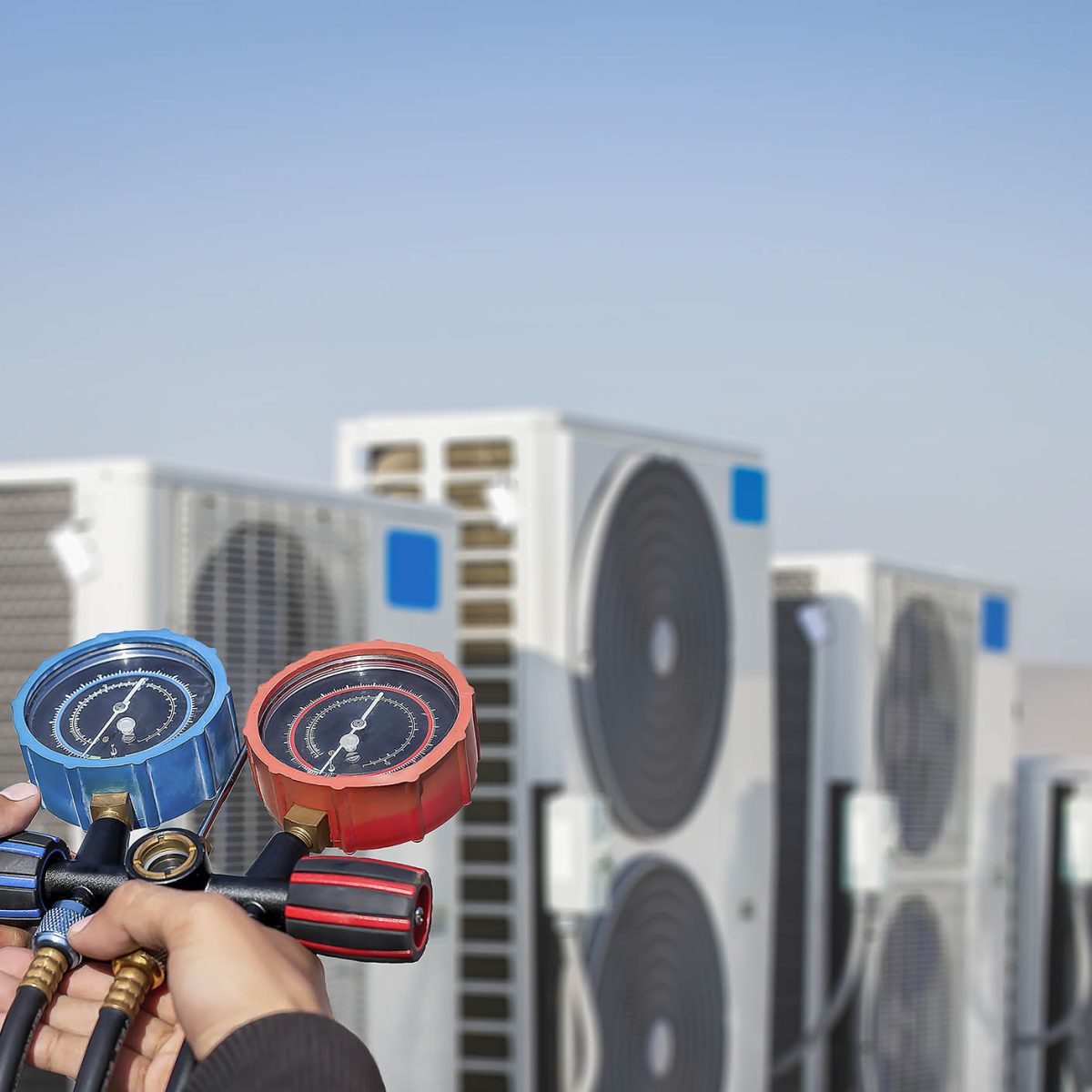 Técnico comprobando funcionamiento aire acondicionado